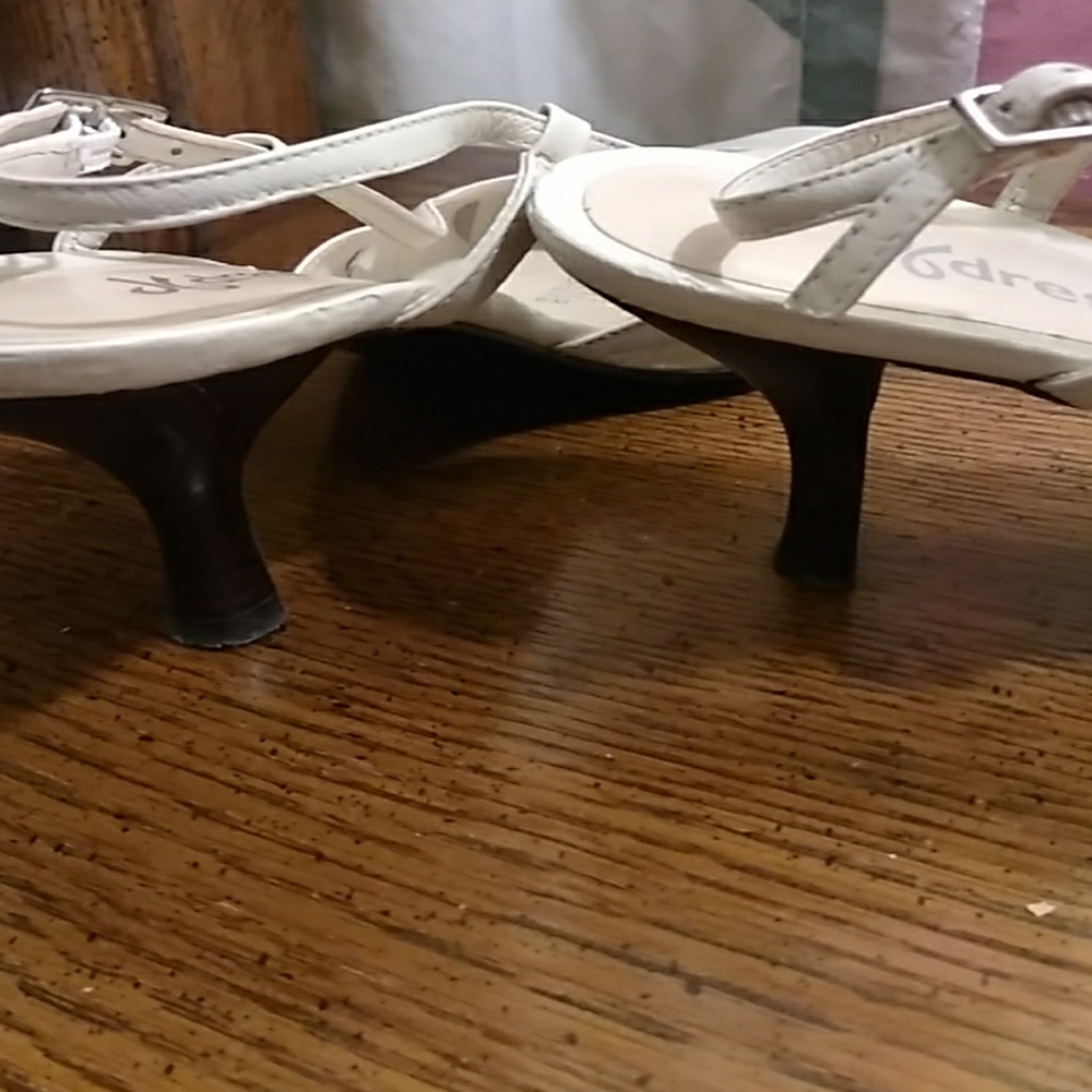 Dress Barn cream leather shoes - Picture 4 of 9